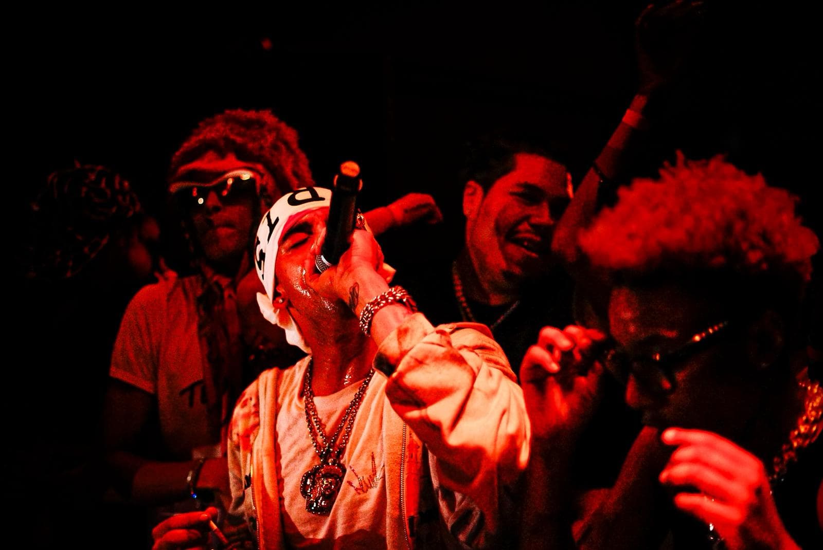 DJ set Baby Party, lumière rouge sur la foule